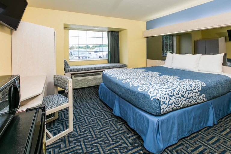 Bedroom 2, Days Inn & Suites by Wyndham Pryor, Mayes