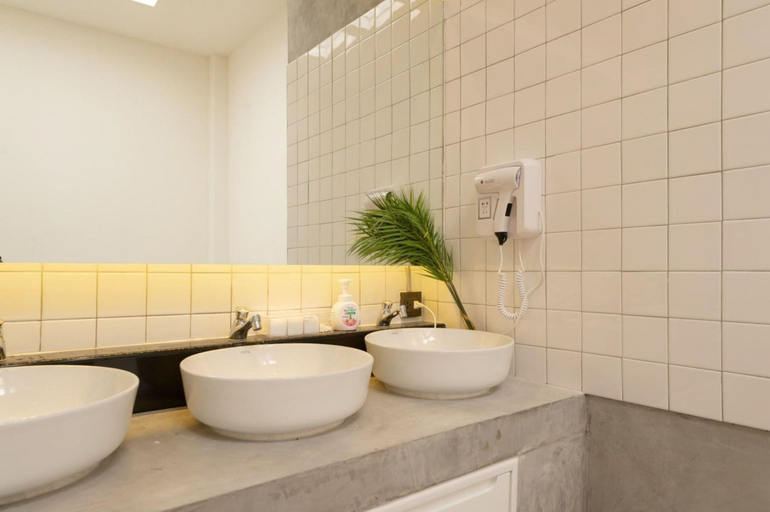 Bathroom 4, Ratchada Hotel (ROTFAI), Huai Kwang