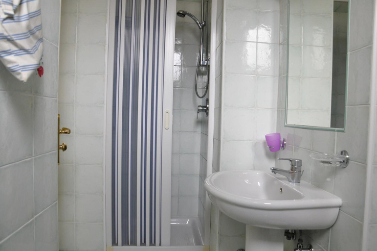 Bathroom 5, Hotel La Marticana, Napoli