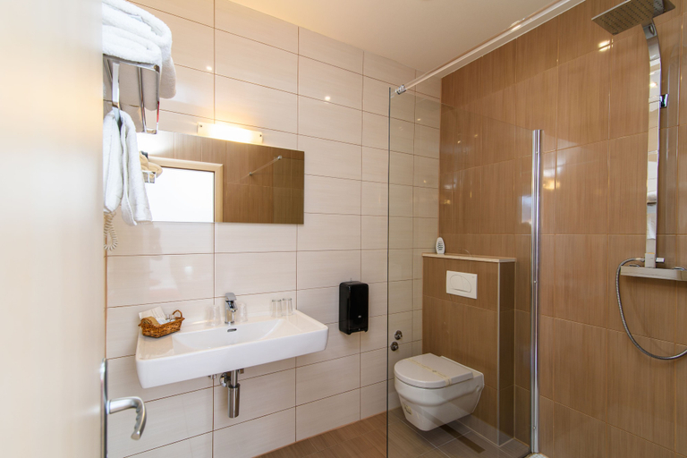 Bathroom 4, Hotel Sikaa, Trogir