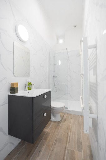 Bathroom 3, Le Concorde, Bouches-du-Rhône