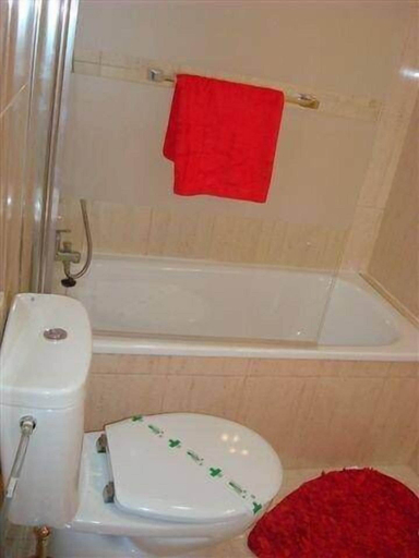 Bathroom 3, Hostal Pizarro, Madrid