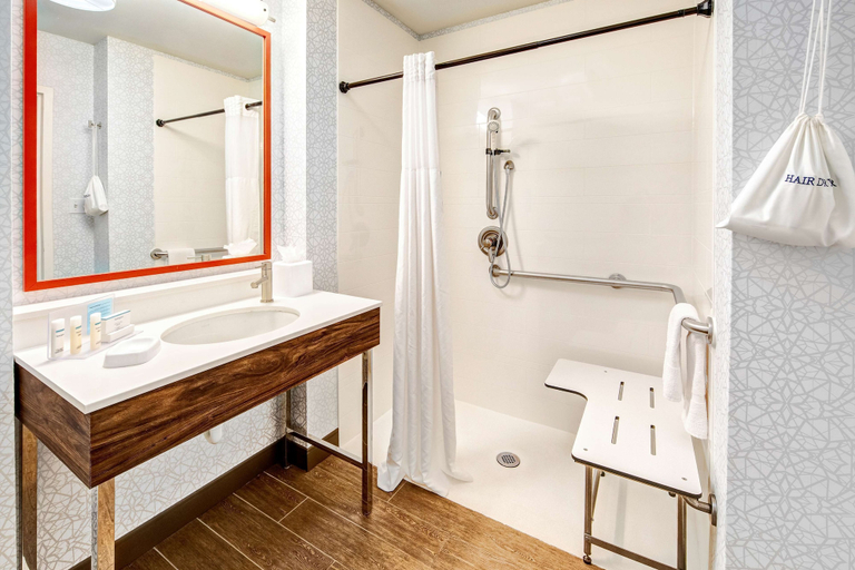 Bathroom 4, Hampton Inn Van Buren, Crawford