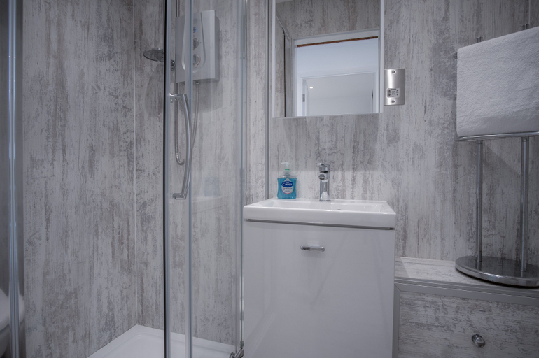 Bathroom 4, Beach Court - 1 Bedroom Apartment - Saundersfoot, Pembrokeshire