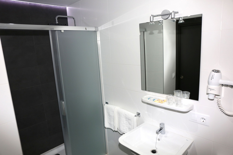 Bathroom 5, Hostal La Janda, Cádiz