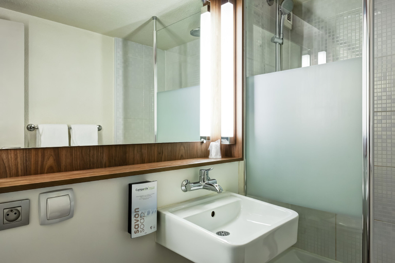 Bathroom 4, Campanile Evry Ouest - Corbeil Essonnes, Essonne