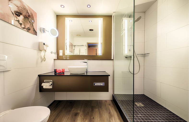 Bathroom 5, Leonardo Hotel Mannheim City Center, Mannheim