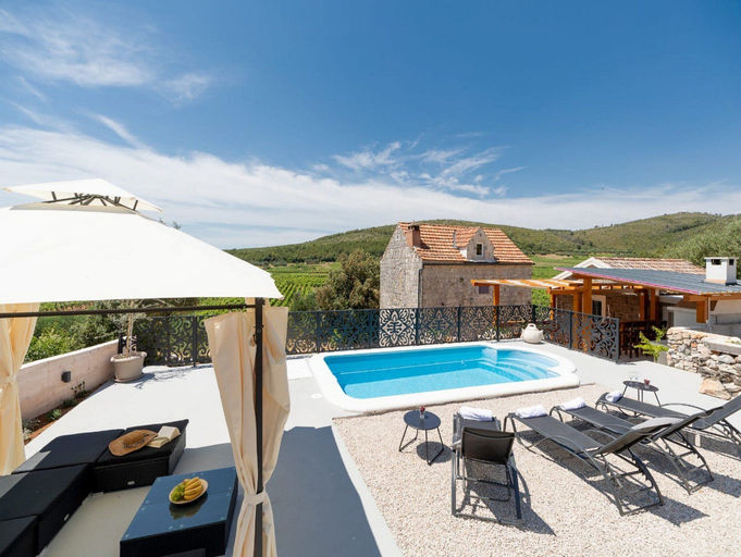 Sport & Beauty 4, Stone House Prapatna, Smokvica