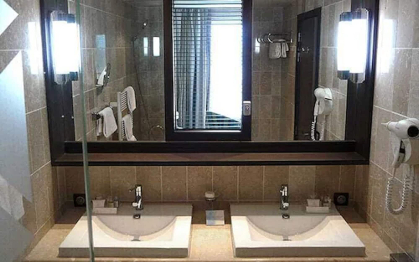 Bathroom 5, Grand Hôtel des Thermes, Ille-et-Vilaine