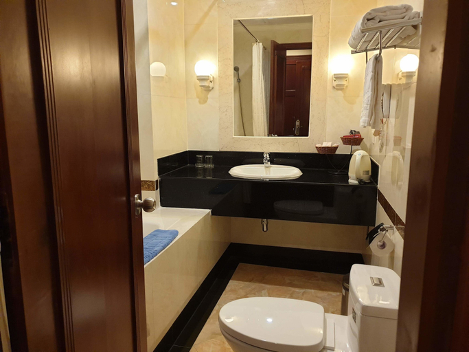 Bathroom 4, Huong Sen Hotel, Ho Chi Minh City