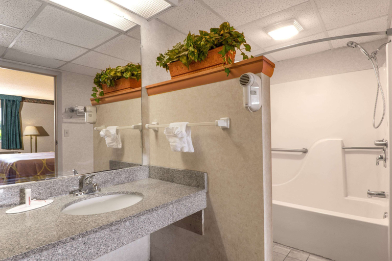 Bathroom 4, Lunar Inn, Auglaize