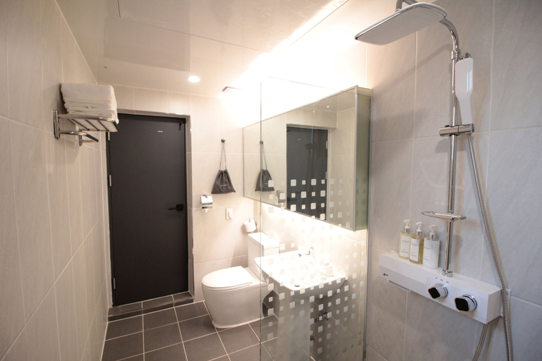 Bathroom 5, Hotel Pico, Tongyeong