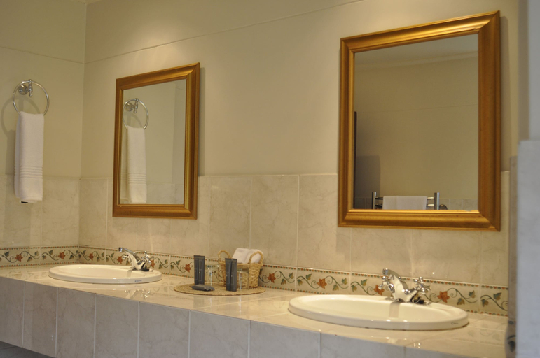 Bathroom 3, The Highlander Hotel, Nkangala