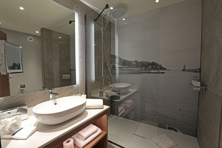 Bathroom 5, Radisson Hotel Nice Airport, Alpes-Maritimes
