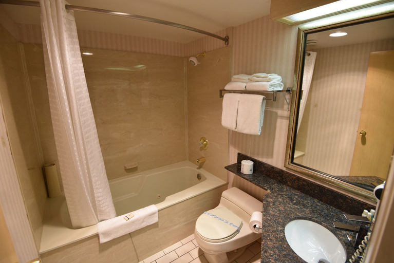 Bathroom 4, Travelodge by Wyndham Lloydminster, Division No. 10