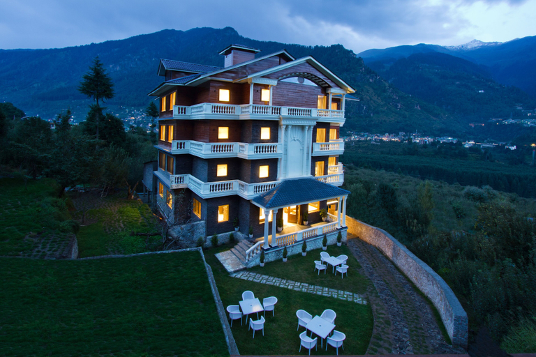 Exterior & Views