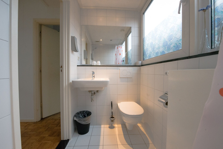 Bathroom 5, Flonk Hotel Groningen Centre, BW Signature Collection, Groningen