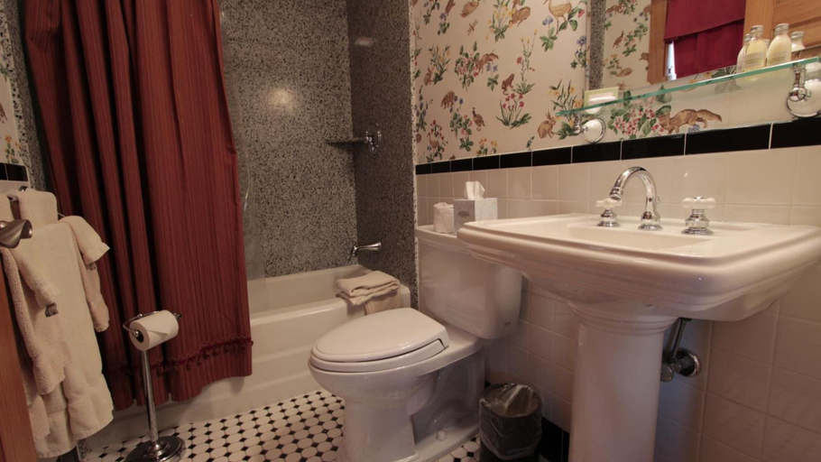 Bathroom 3, Ridgeway Inn, Watauga
