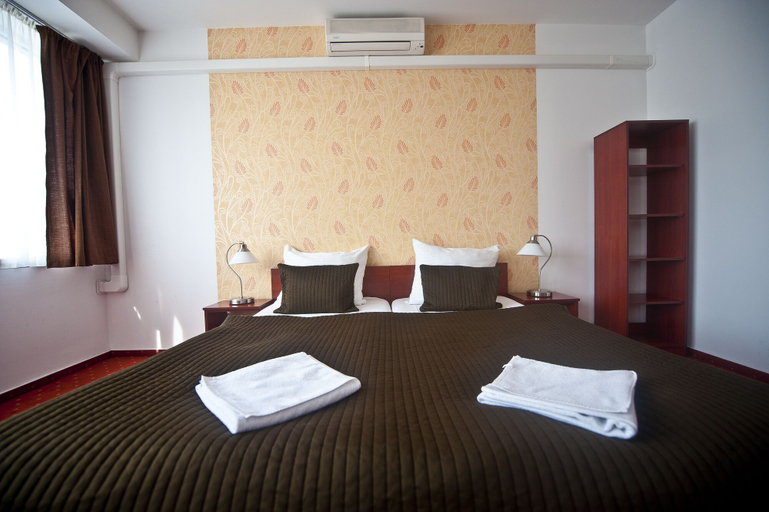 Bedroom 3, Canada Hotel, Budapesti