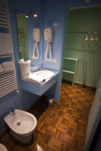 Bathroom 4, Hotel Diana, Lucca