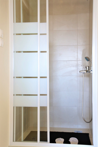 Bathroom 5, GK Airport Suites - Free Shuttle & Early Check In by GK Hospitality Group, Attica