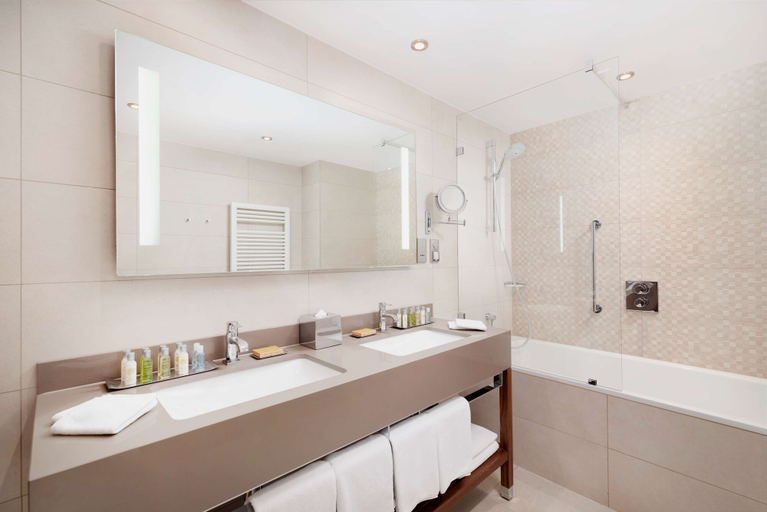 Bathroom 4, DoubleTree by Hilton Krakow Hotel & Convention Center, Kraków City