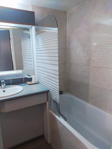 Bathroom 4, Hôtel de l'Ile du Saussay, Essonne