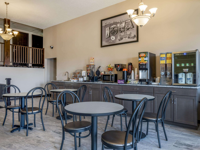 Food & Drinks 5, Super 8 by Wyndham Clinton, Clinton