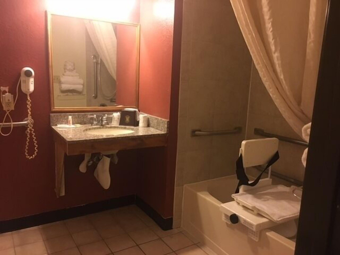 Bathroom 4, Super 8 by Wyndham New Castle, Lawrence