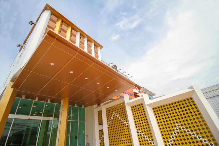 Convenient Grand Hotel by Zuzu, K. Bang Sao Thon