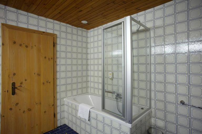 Bathroom 4, Hotel Sauerlacher Post, München