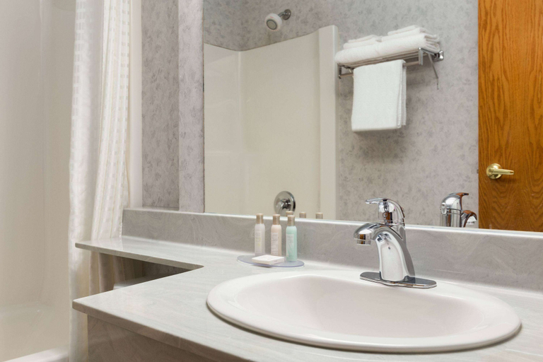 Bathroom 4, Travelodge by Wyndham Lloydminster, Division No. 10