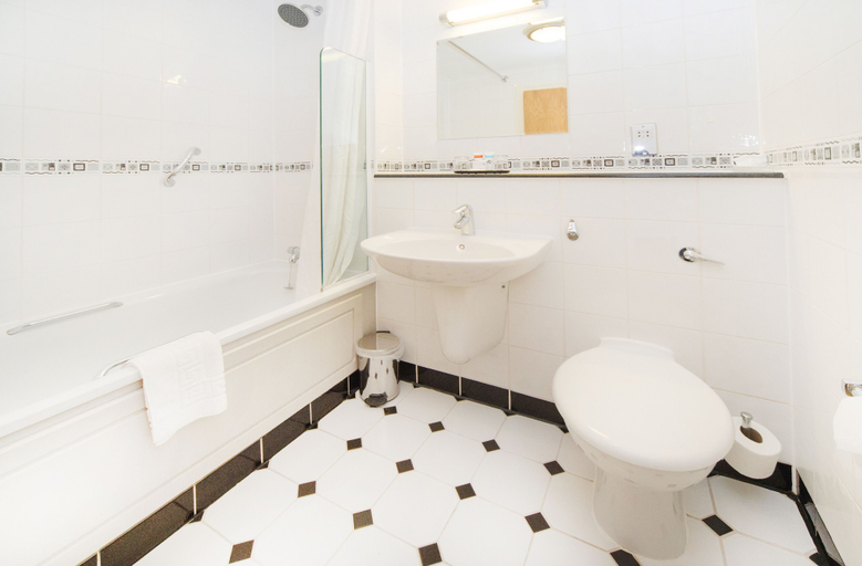 Bathroom 3, Worcester Whitehouse, Worcestershire