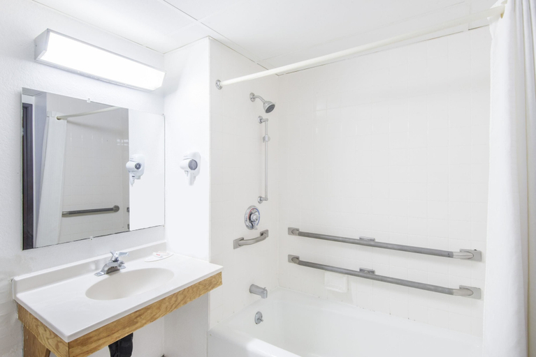 Bathroom 5, Super 8 by Wyndham Groton, New London