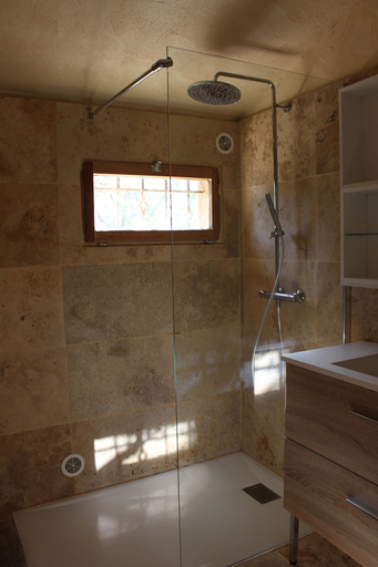 Bathroom 4, Les Toits de Santa Giulia, Corse-du-Sud