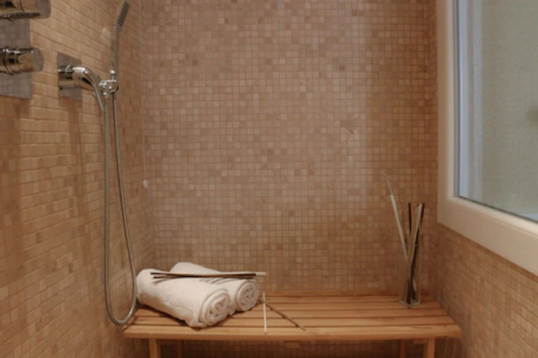 Bathroom 4, Hotel degli Amici, Rome