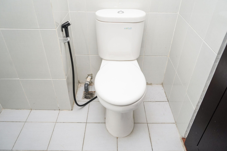 Bathroom 5, Compact Studio Casa De Parco Apartment By Travelio, Tangerang
