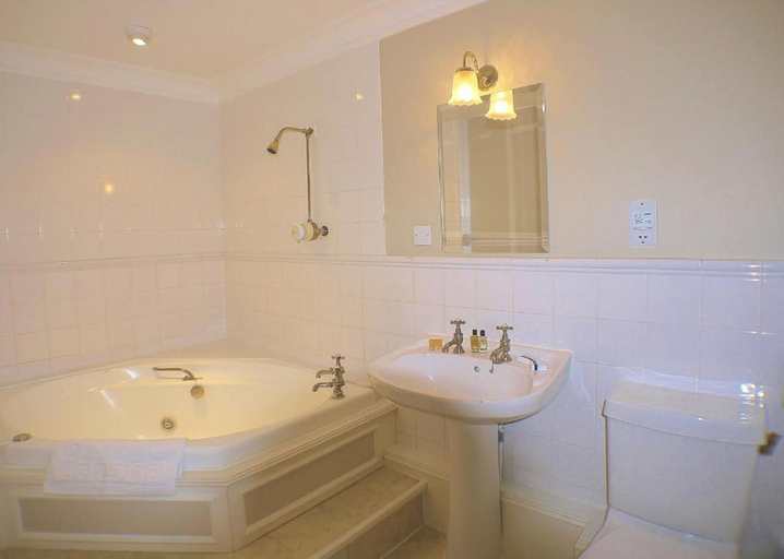 Bathroom 4, Hatton Court, Gloucestershire