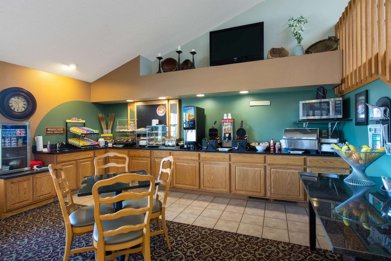 Food & Drinks 5, AmericInn by Wyndham Merrill, Lincoln