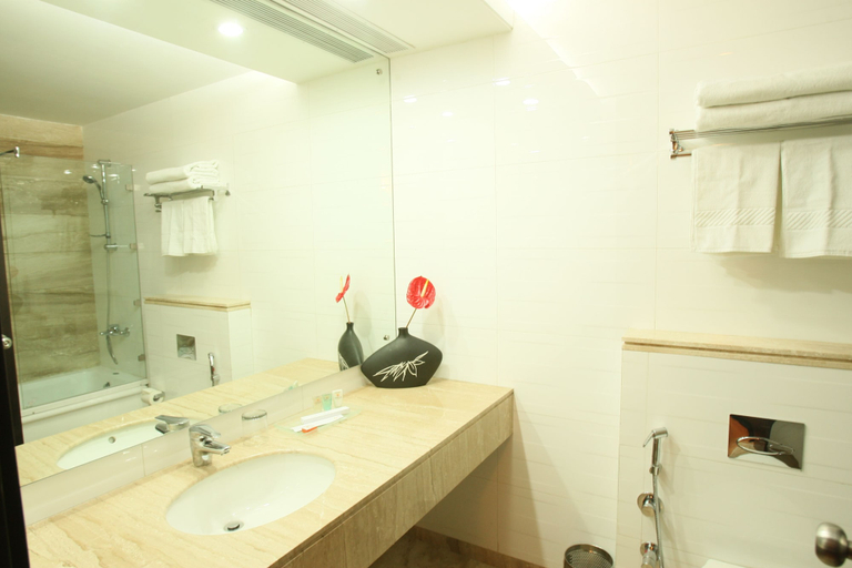 Bathroom 4, Emblem Hotel, New Friends Colony, Delhi