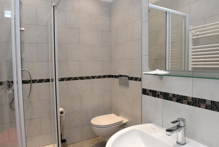 Bathroom 4, Hotel Puntabella, Savona
