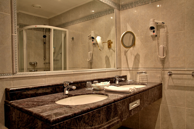 Bathroom 5, Hotel Esplanade Spa & Golf Resort, Cheb