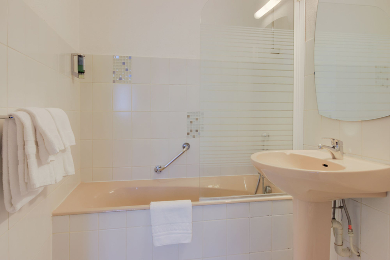 Bathroom 3, Brit Hotel Confort Dijon Sud, Côte-d'Or