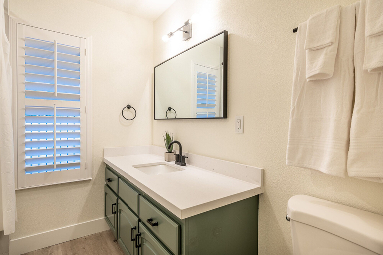 Bathroom 4, Rocky Lodge, San Bernardino