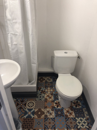 Bathroom 5, hotelF1 Longwy, Meurthe-et-Moselle