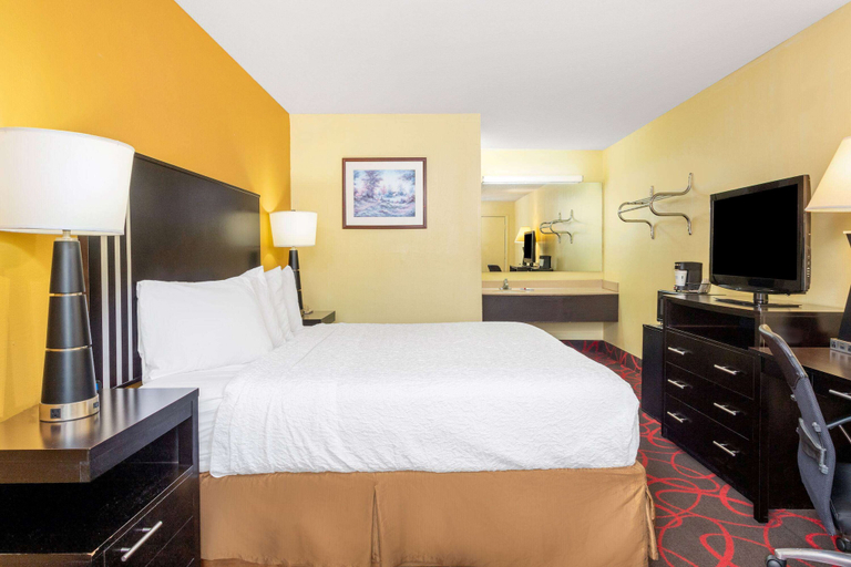 Bedroom 3, Travelodge by Wyndham Richmond IN, Wayne
