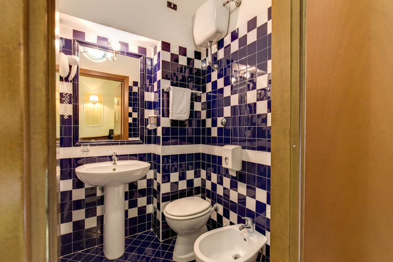 Bathroom 5, Hotel Cambridge, Rome
