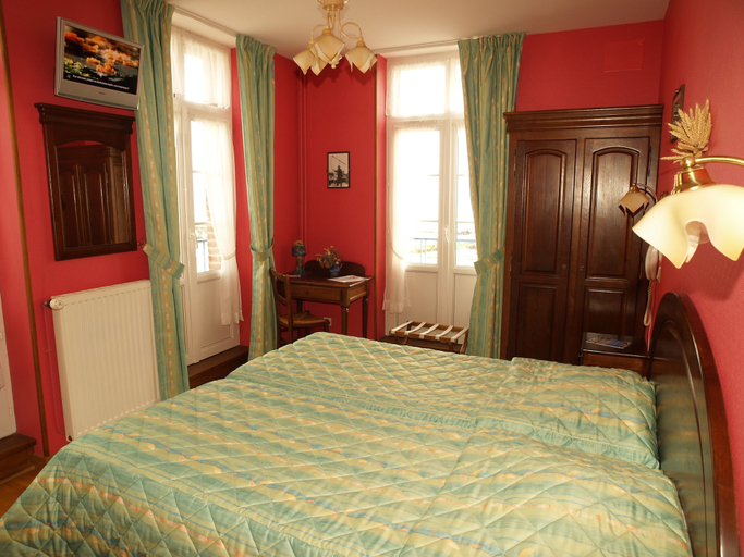 Bedroom 2, Hotel De Calais, Seine-Maritime