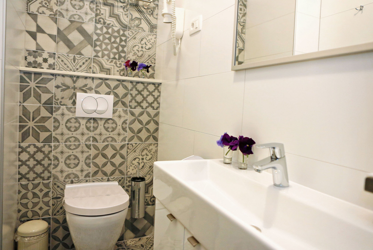 Bathroom 5, Hotel Delfin, Zadar