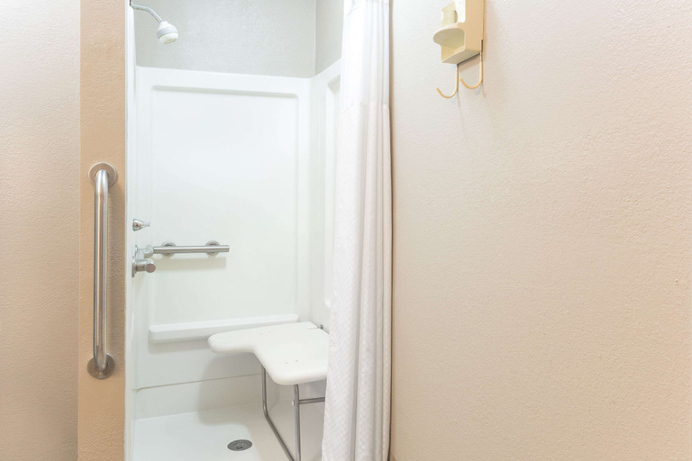Bathroom 5, Days Inn by Wyndham Forest, Scott